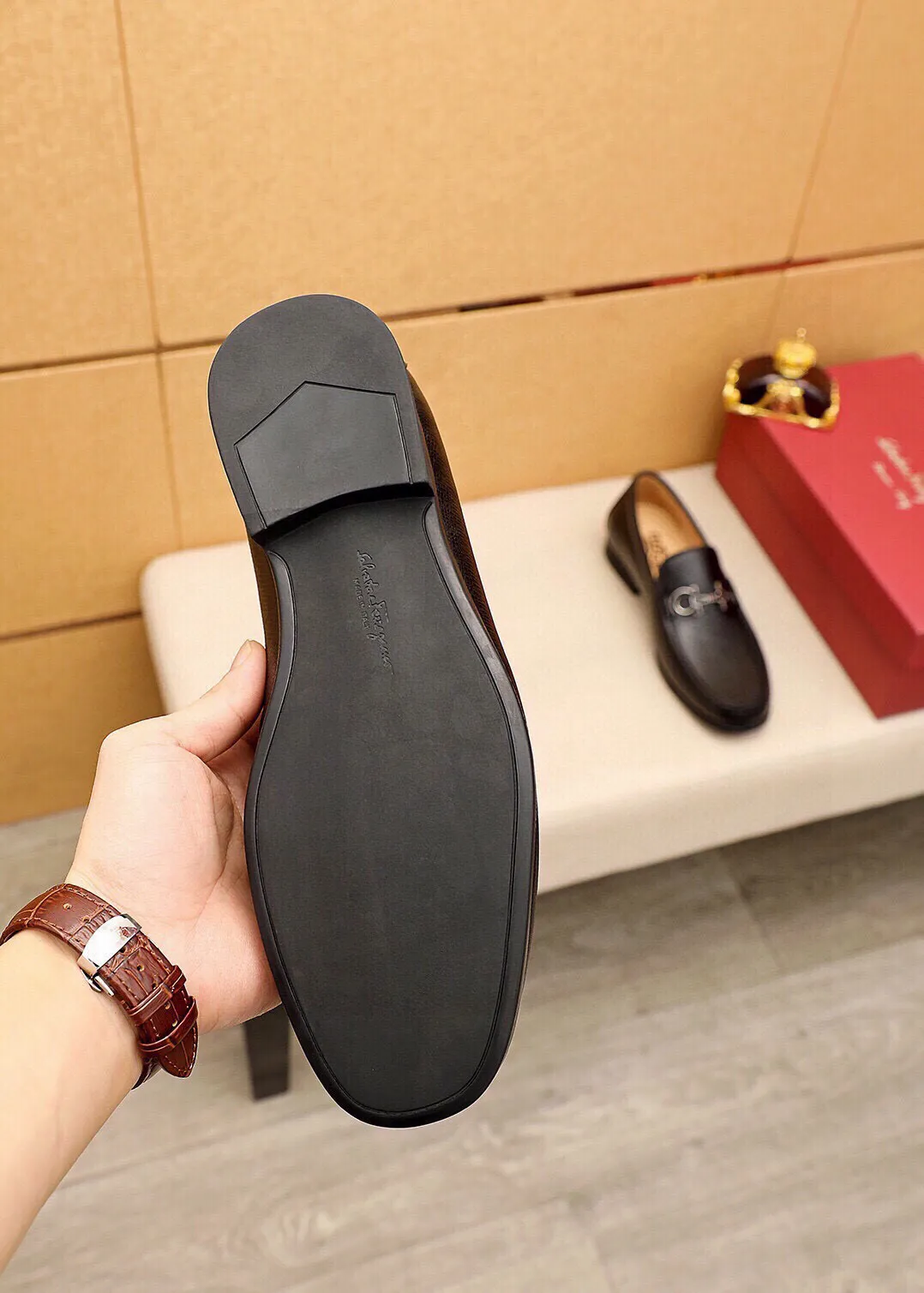 Men's shoes 💰480 💐 Product trademark: Ferragamo "Ferragamo" casual leather shoes Regular size: 38-44 (45🉑️customized) Product materials: Selected imported first-layer cross-grain cowhide leather upper + luxury hardware buckle, imported water-dyed cowhide leather lining. Strong three-dimensional visual effect, original outsole color: 4⃣️seed leather materials available
